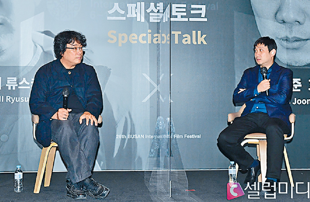 ■奉俊昊與日本名導濱口隆介舉行座談會。