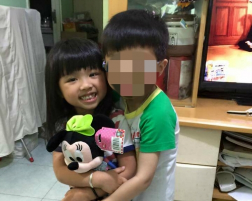 死者臨臨（左）與哥哥生前合照。網上圖片