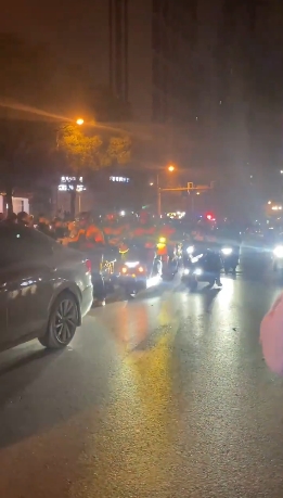 大批外賣員到現場聲援。 大批外賣員到現場聲援。