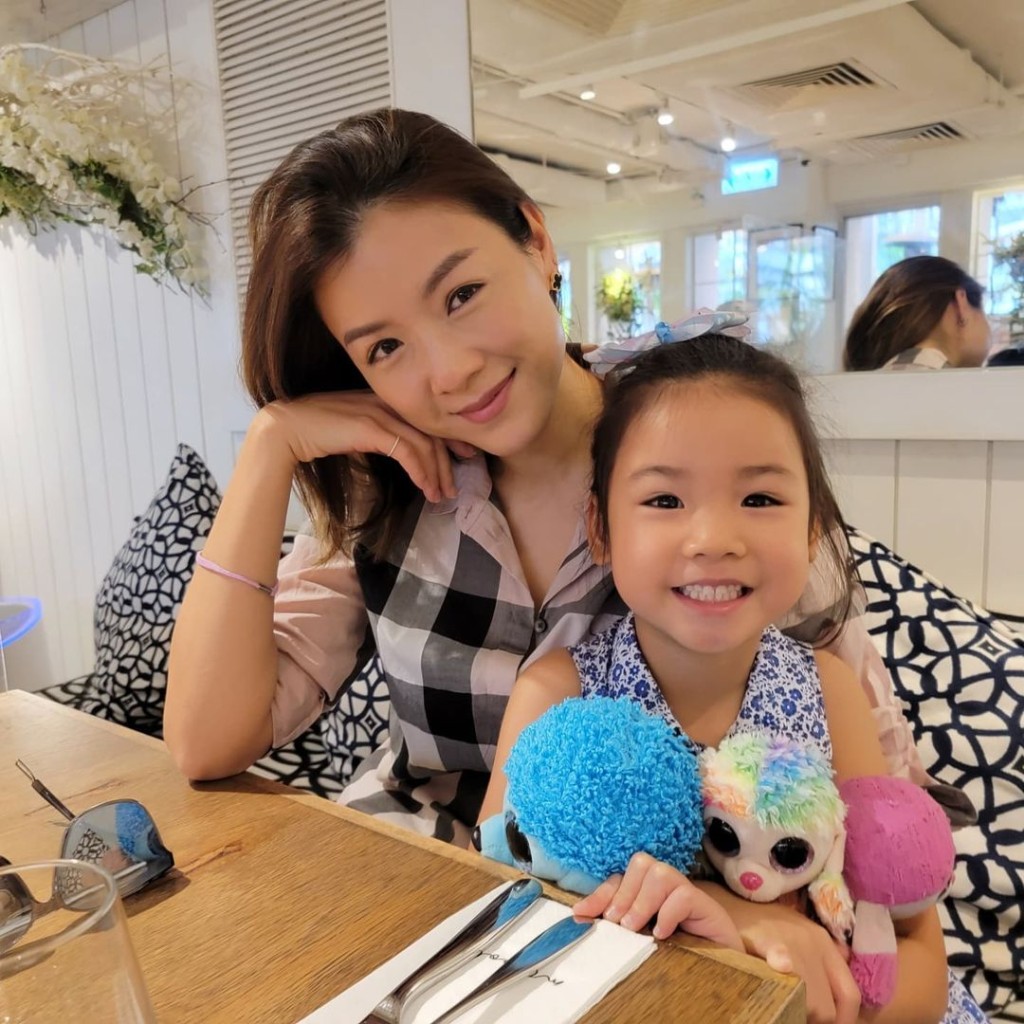 兩母女愈來愈似樣。