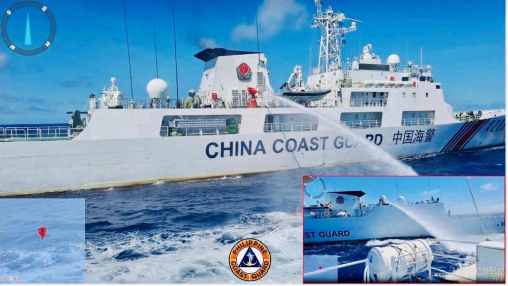 中国海警船8月5日使用水炮攻击企图为南海仁爱礁浅滩的菲律宾部队补给的船。路透社