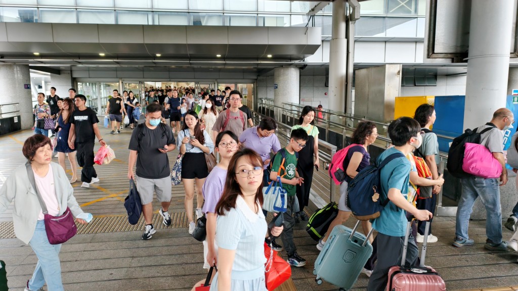 五一黃金周︱深圳灣口岸人潮如鯽 返港市民滿載而歸 港珠澳大橋現車龍