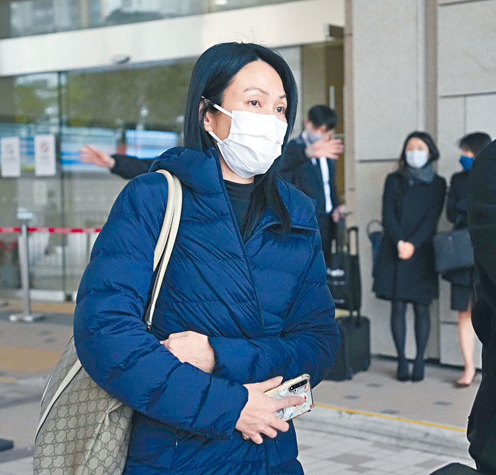 遺孀李嘉興昨於死因研訊中稱，案發時死者僅暈倒，要求送院不果。