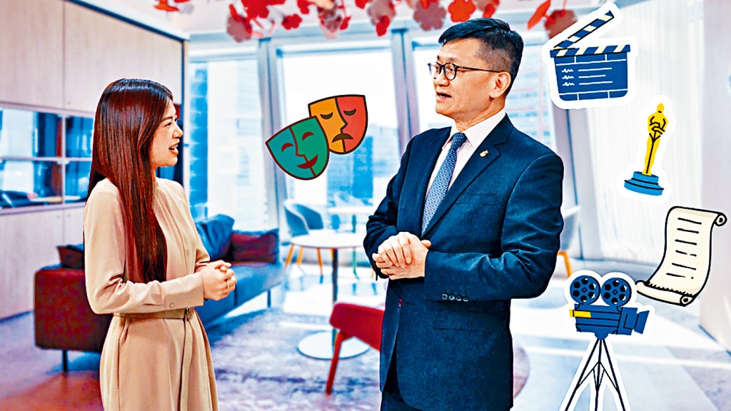 積金局行政總監鄭恩賜以獨特戲劇風格演繹好僱主具備嘅特質。