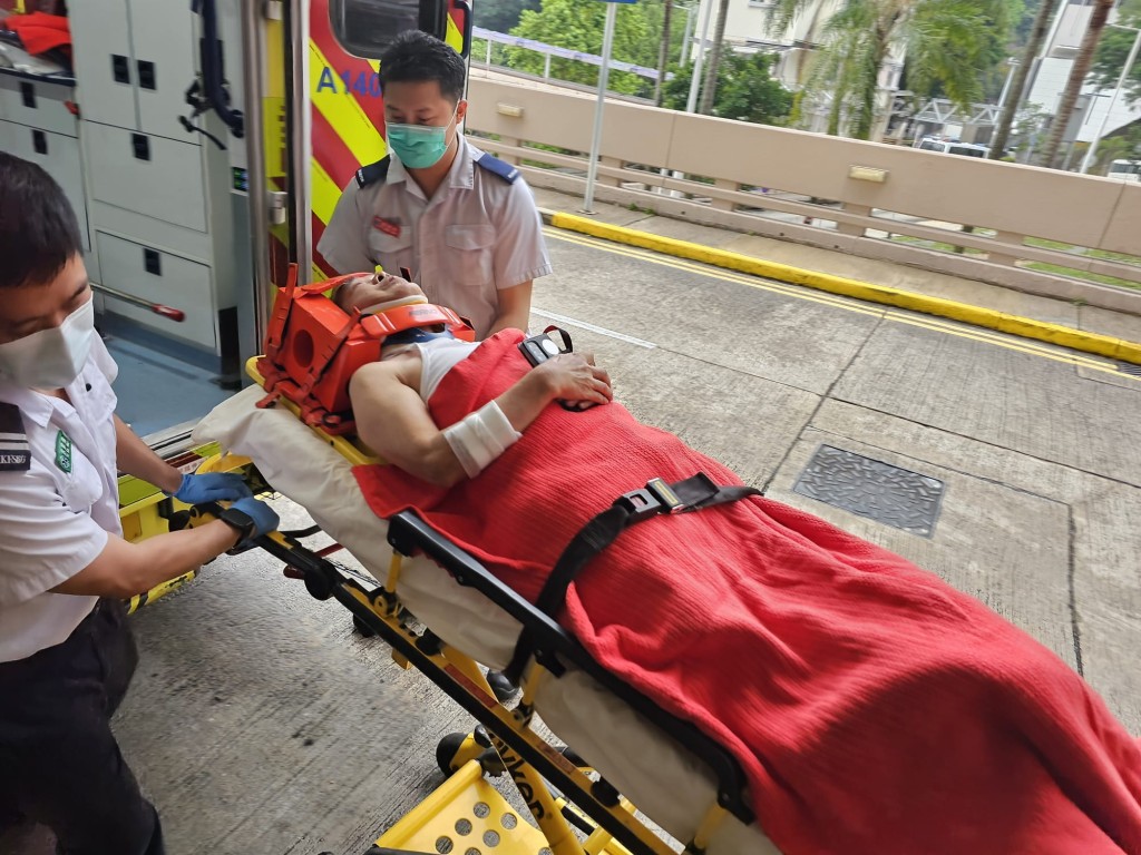 的士司机手部受伤,清醒送院。 的士司机手部受伤,清醒送院。