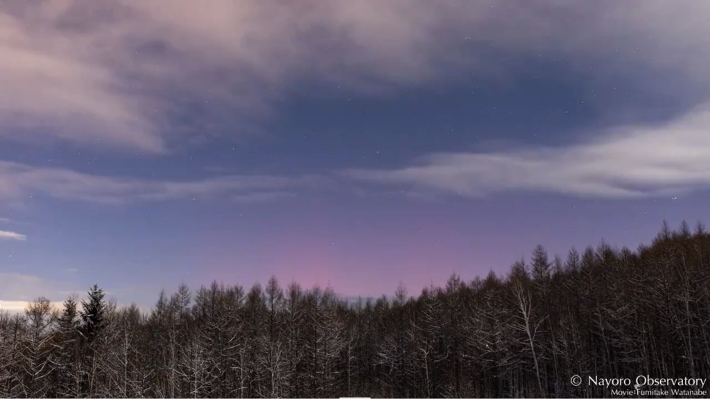 北海道名寄市立天文台拍下粉紅極光出現的瞬間。 X