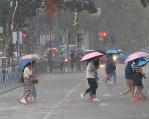 天文台預測,明日有驟雨,局部地區狂風雷暴。 資料圖片