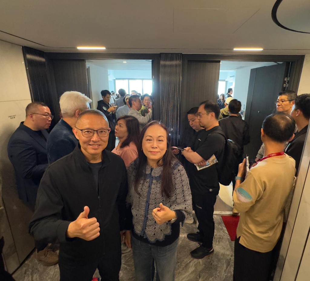 長實營業部副首席經理楊桂玲表示,今日推出的25伙3房單位迅速獲市場承接,反映買家對項目質素及地段的高度信心。 長實營業部副首席經理楊桂玲表示,今日推出的25伙3房單位迅速獲市場承接,反映買家對項目質素及地段的高度信心。