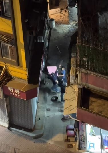 黑衫男推枱撞向藍衫男。FB香港突發事故報料區及討論區 Becky Cohen影片截圖