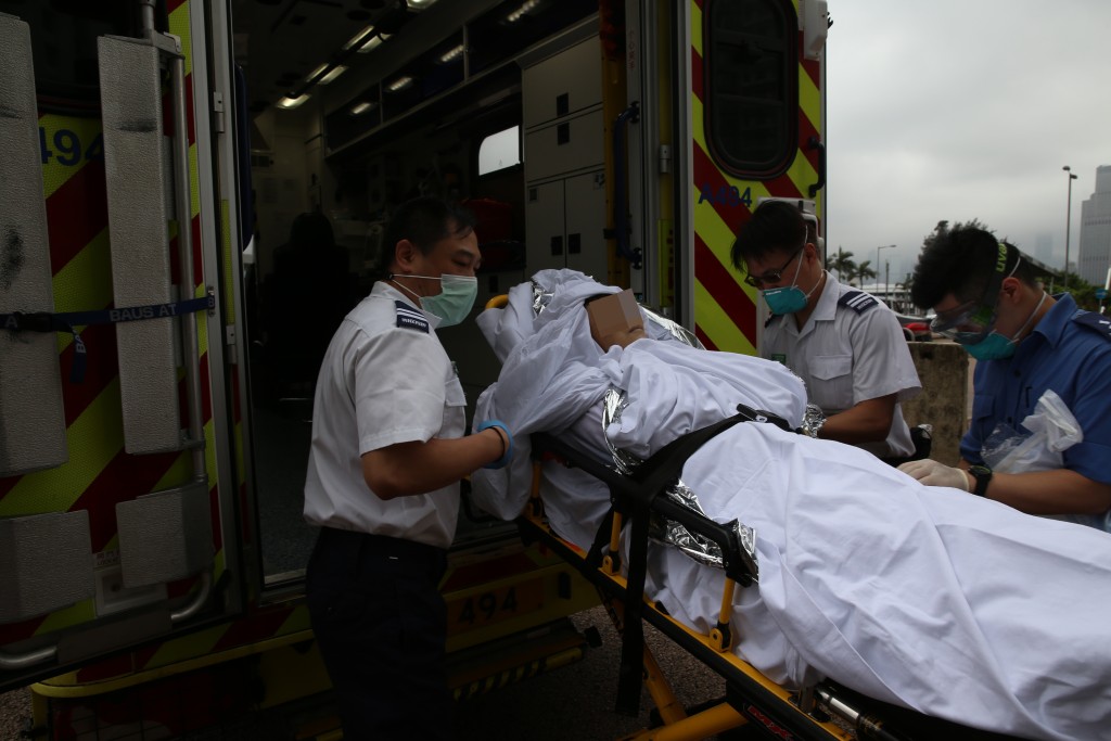 女事主清醒由救護車送院治理。