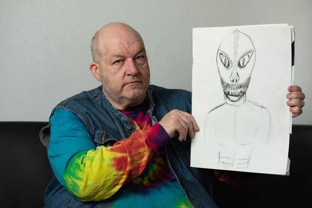 英国北约克郡58岁男子凯利特画出外星人的外貌。网图