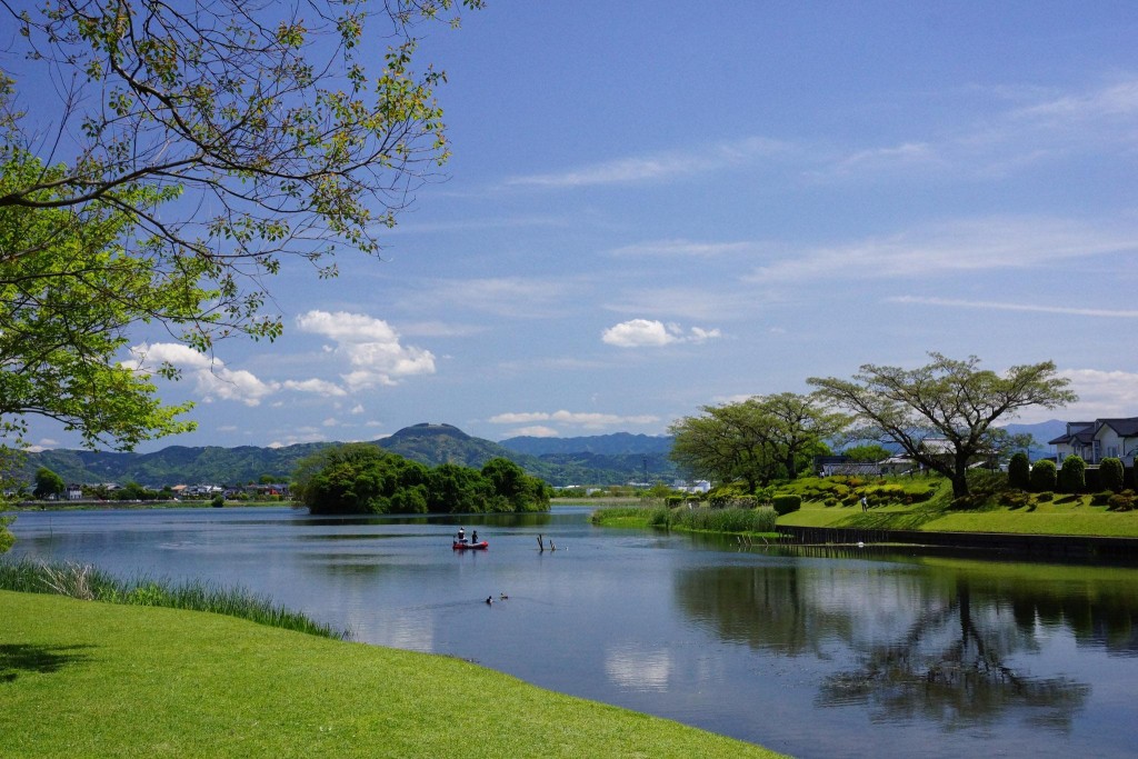 水前寺江津湖公園(圖片來源:kumamoto-guide.jp) 水前寺江津湖公園(圖片來源:kumamoto-guide.jp)