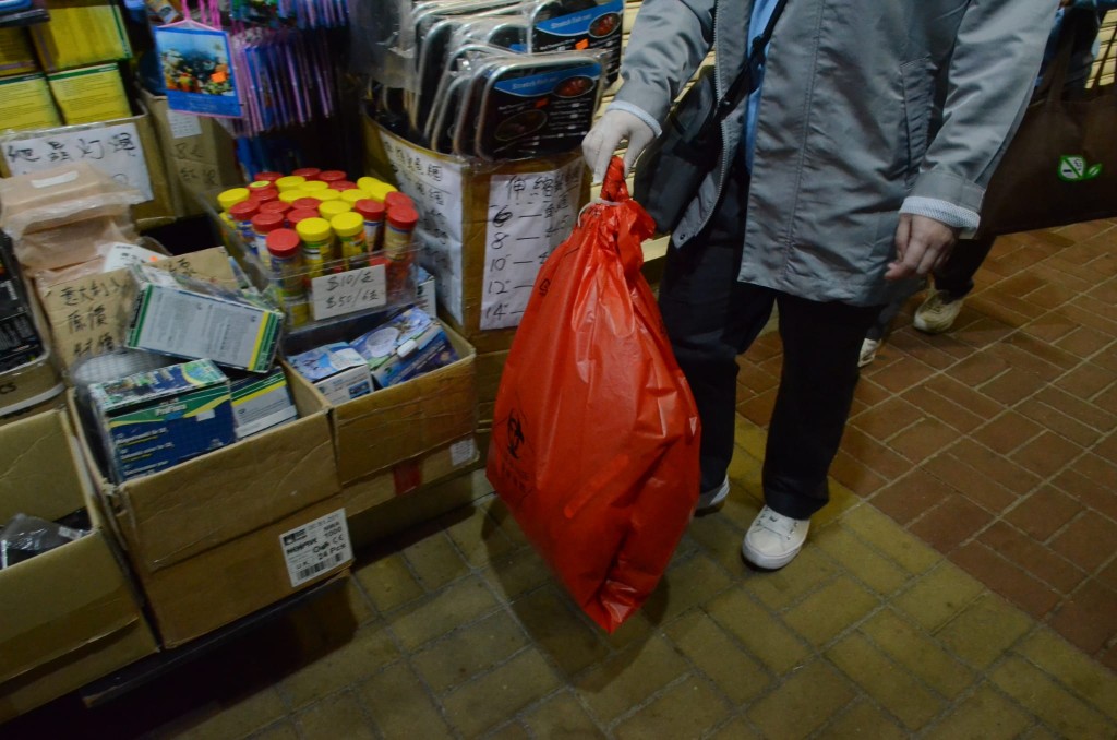 衞生防護中心人員調查後離開寵物店，並檢取多袋物品。