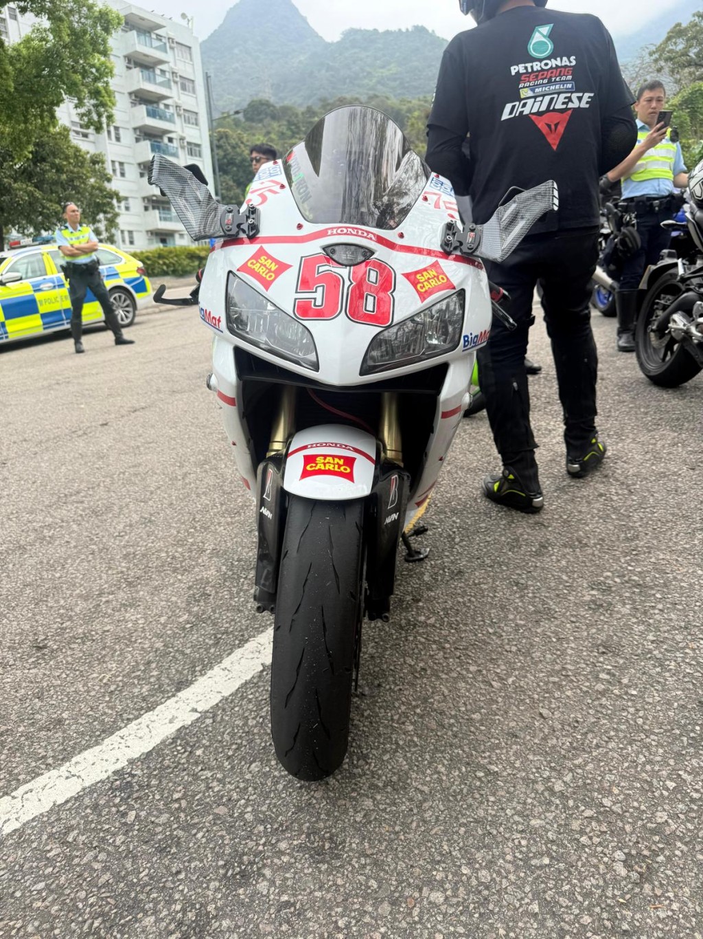 新界北總區交通部執行及管制組特遣隊重點打擊非法改裝、超速駕駛及其他相關罪行。警方提供