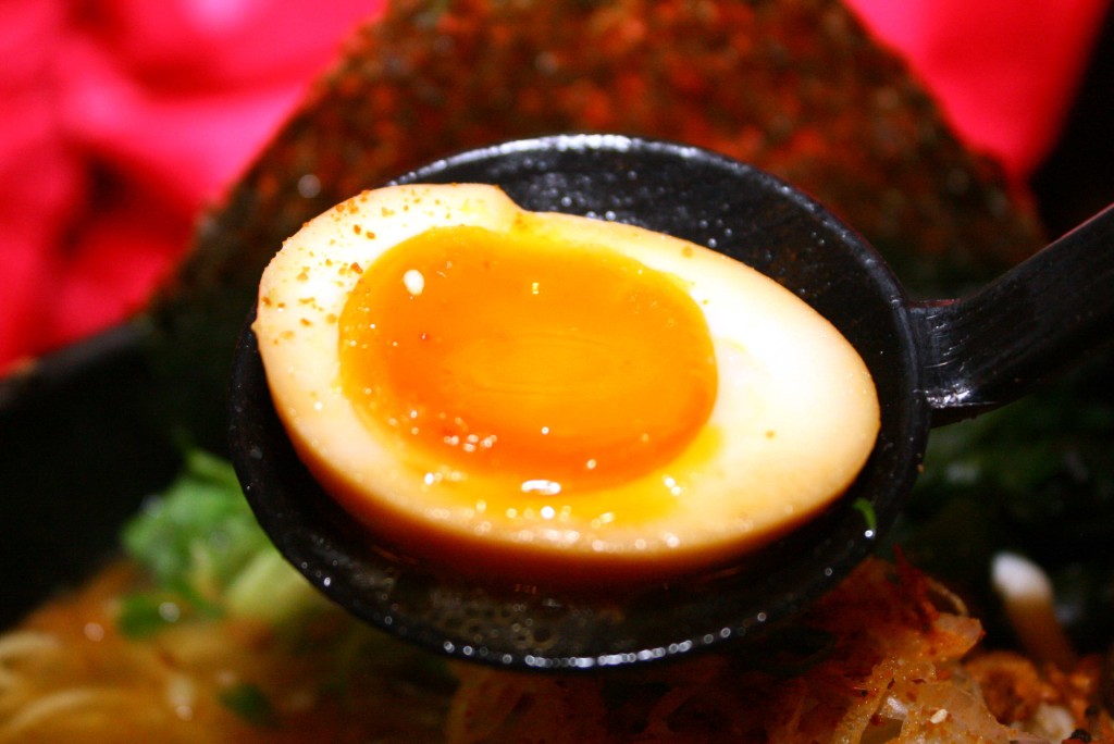 溏心蛋的蛋白全熟，蛋黃半凝固。