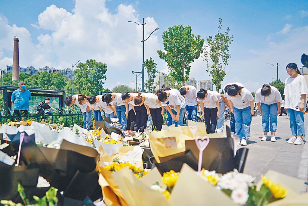 民众到地铁站外悼念罹难者。