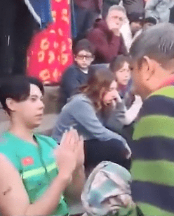 遊客在群情激憤下顯得手足無措,被要求當場雙手合十道歉。 遊客在群情激憤下顯得手足無措,被要求當場雙手合十道歉。