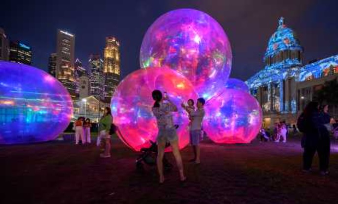 新加坡国家美术馆现正举办一年一度的「昼夜璀璨艺术节」。美联社