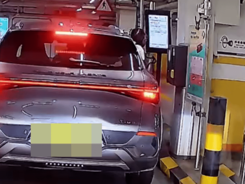 一名疑似小童探頭出車外。 一名疑似小童探頭出車外。