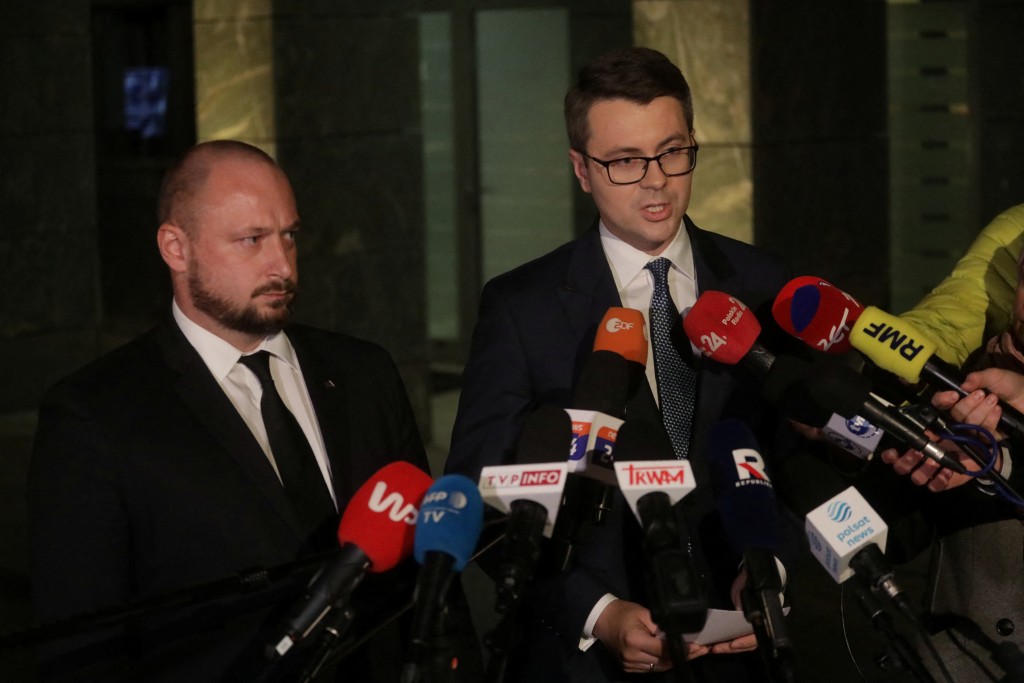波蘭政府發言人Piotr Muller在國家安全委員會特別會議後就針對波蘭領土的導彈襲擊向媒體發表講話。路透