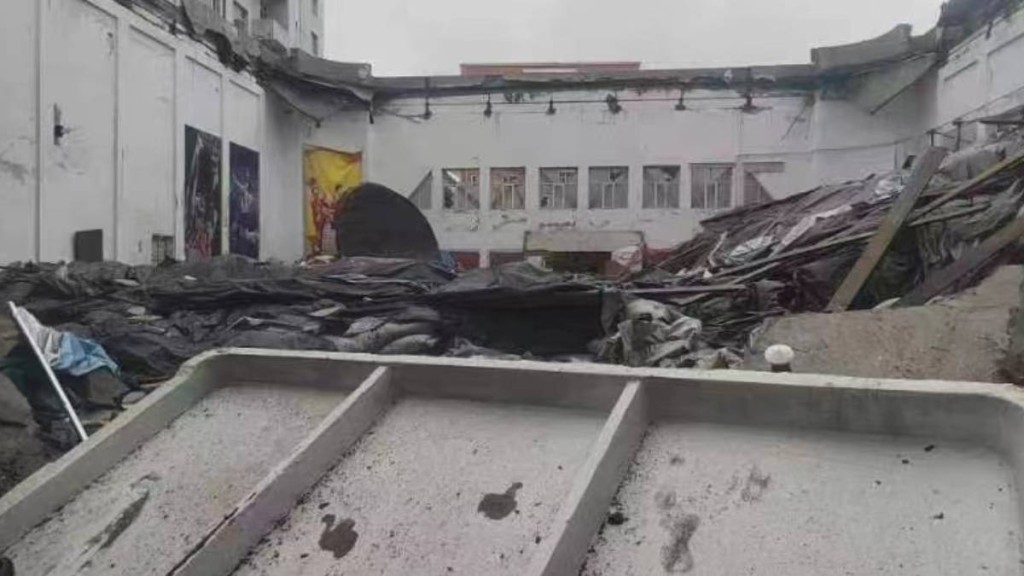 黑龙江齐齐哈尔龙沙区第34中学一个体育馆楼顶发生倒塌。