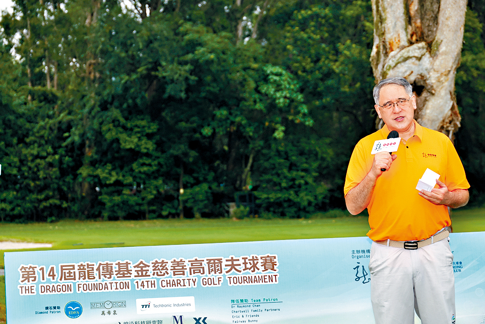 龍傳基金主席黃嘉純律師向社會各界致謝，協助基金培育華裔青年25載，並鼓勵慈善高爾夫球賽參與者及贊助機構積極為青年發展培育而努力。