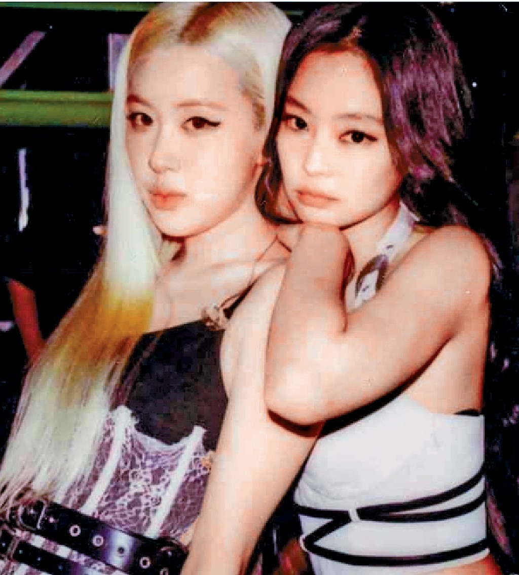 Jennie日前在IG上傳洛杉磯演唱會圖輯,卻忽然刪掉這張與Rosé的合照。