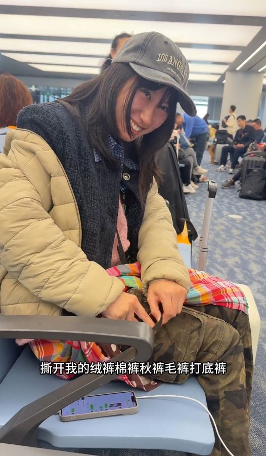 「羊」和朋友為省行李超重費，在機場把大量衣服層層穿在身上。抖音＠羊