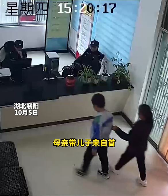 男童母亲捉著儿子到警局自首。影片截图