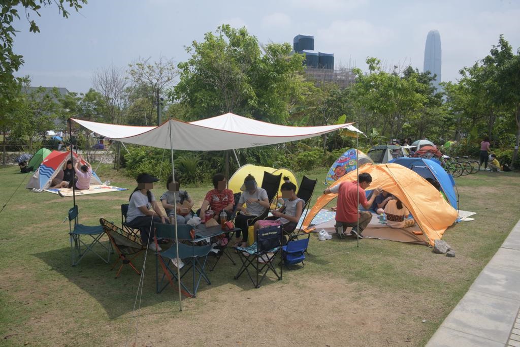 大批市民在西九文化區草地聚會。