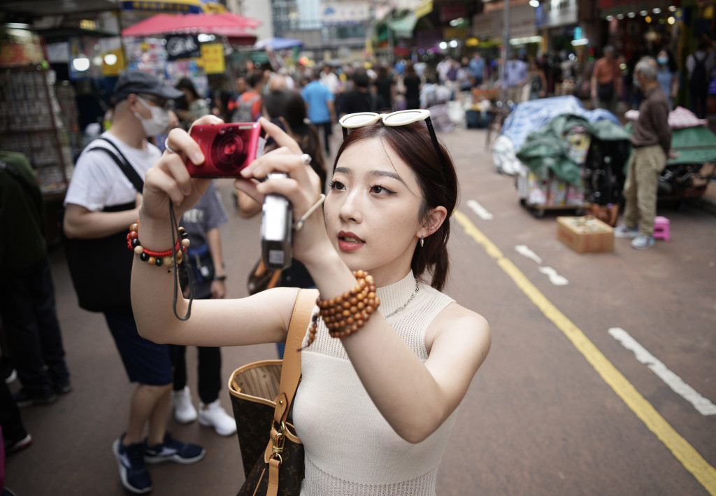 大批游客前往深水埗福华街的露天二手摊档购买二手CCD相机。苏正谦摄