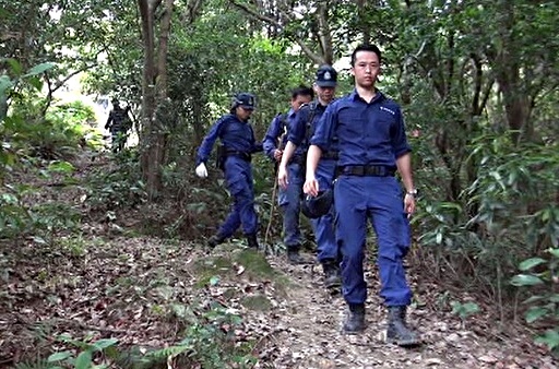 警方对案件极度重视,大批警员上山搜索。 警方对案件极度重视,大批警员上山搜索。