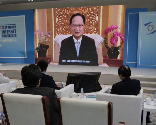 陳冬以視像方式出席大會「海峽兩岸暨港澳互聯網發展論壇」並致辭。中聯辦圖片