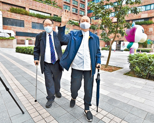 ■前立法會議員詹培忠(右)及其兒子詹劍崙，涉嫌聯同兩男女串謀詐騙，被廉署控告串謀欺詐、洗黑錢共三罪，昨日首次提堂。