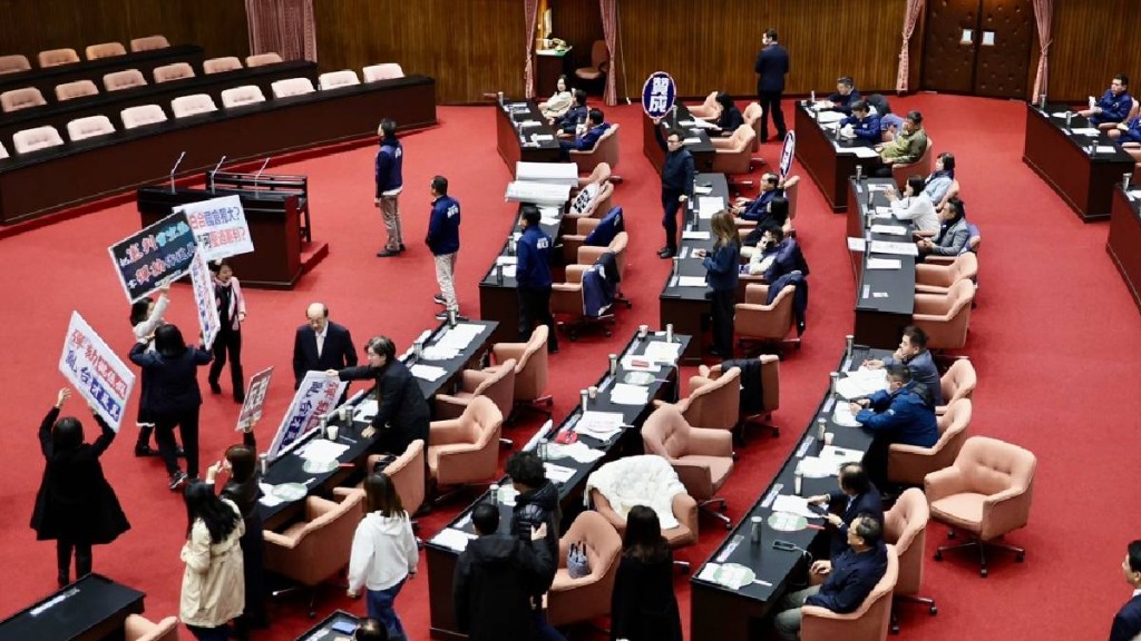 台灣立法院通過對領導人賴清德的彈劾提案。中時
