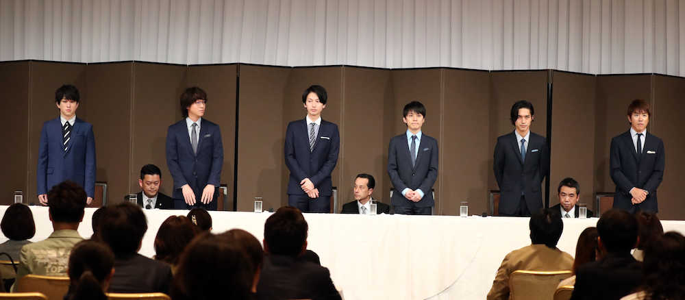 澀谷昂當年在隊友陪同下開記招宣布退隊。