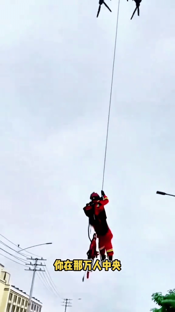 網傳廣西救援人員使用重型無人機「吊人」。 抖音 網傳廣西救援人員使用重型無人機「吊人」。 抖音