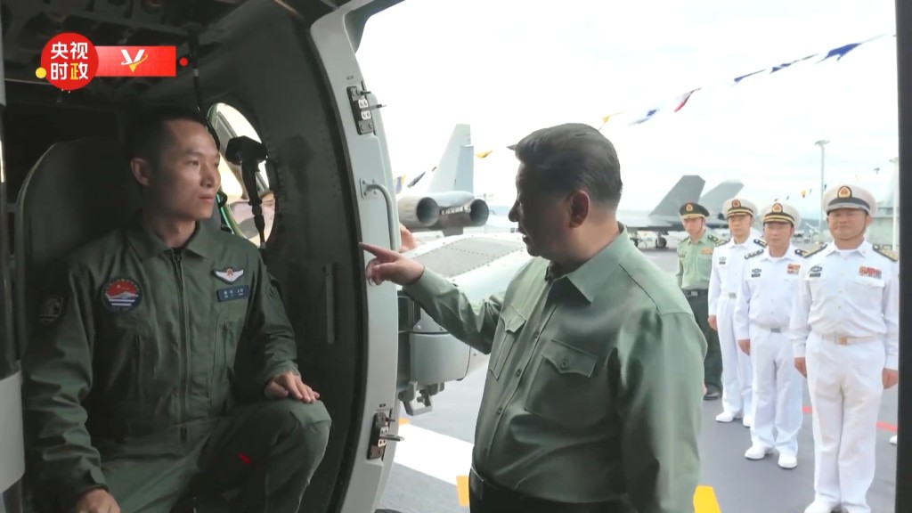 習近平登上福建艦視察。央視截圖 習近平登上福建艦視察。央視截圖