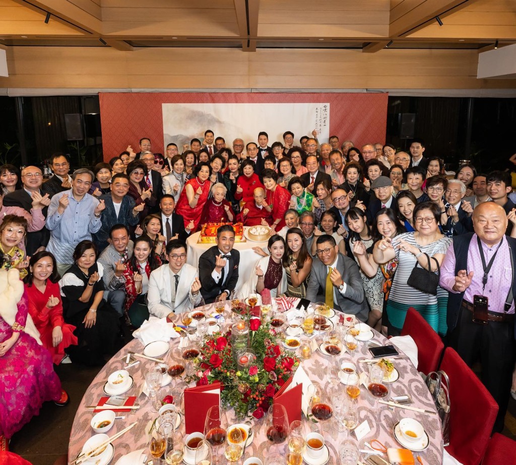 去年全家为董慕节庆祝100岁生日。