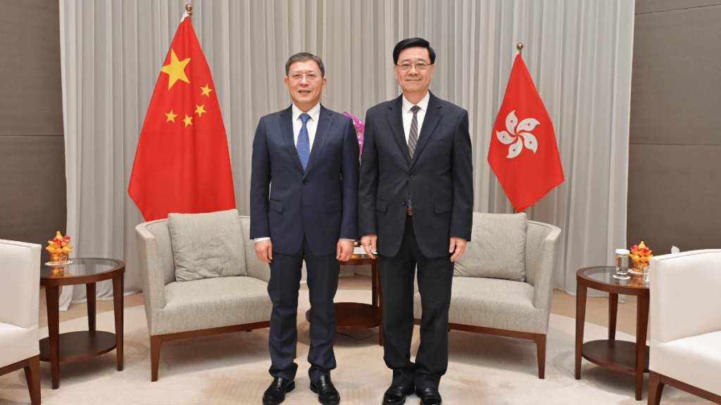 行政长官李家超（右）与最高人民法院副院长茅仲华（左）会面。