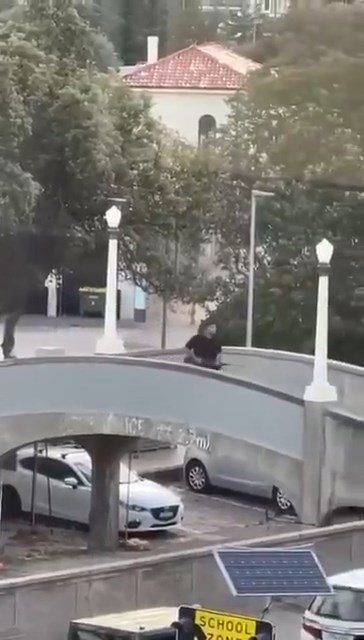 有網民拍下英雄民眾奪槍經過。X@Àdnanô 有網民拍下英雄民眾奪槍經過。X@Àdnanô