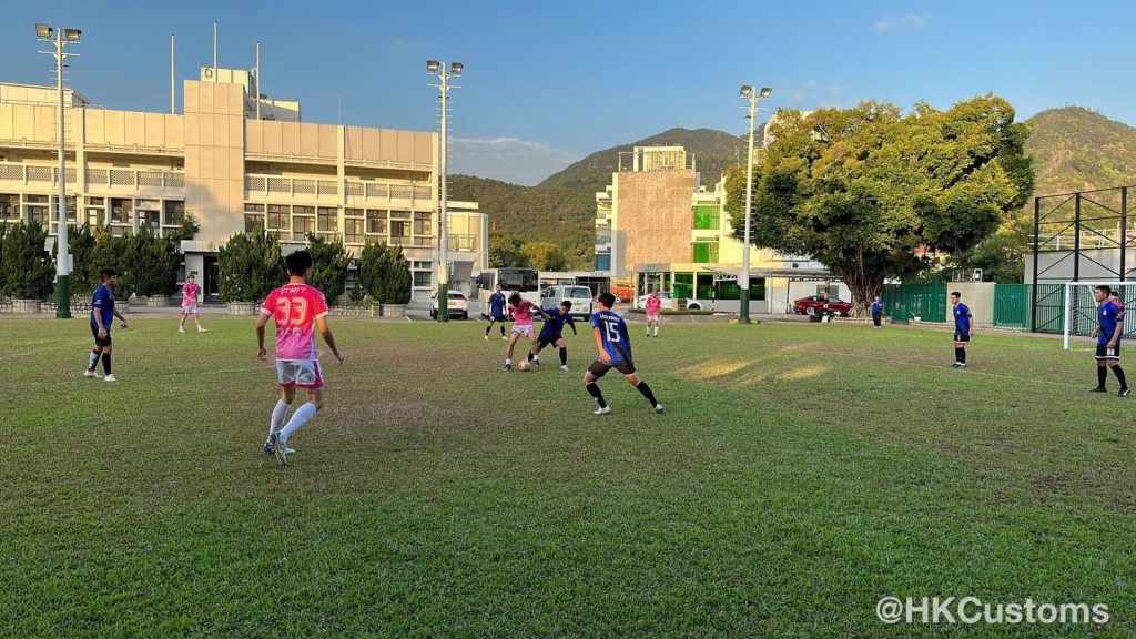 香港海關足球隊與油尖旺青年代表踢友誼賽。香港海關facebook圖片