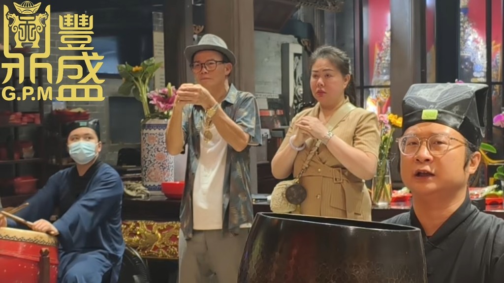 梅啟明與未婚妻May May拍片，為梅媽打齋。