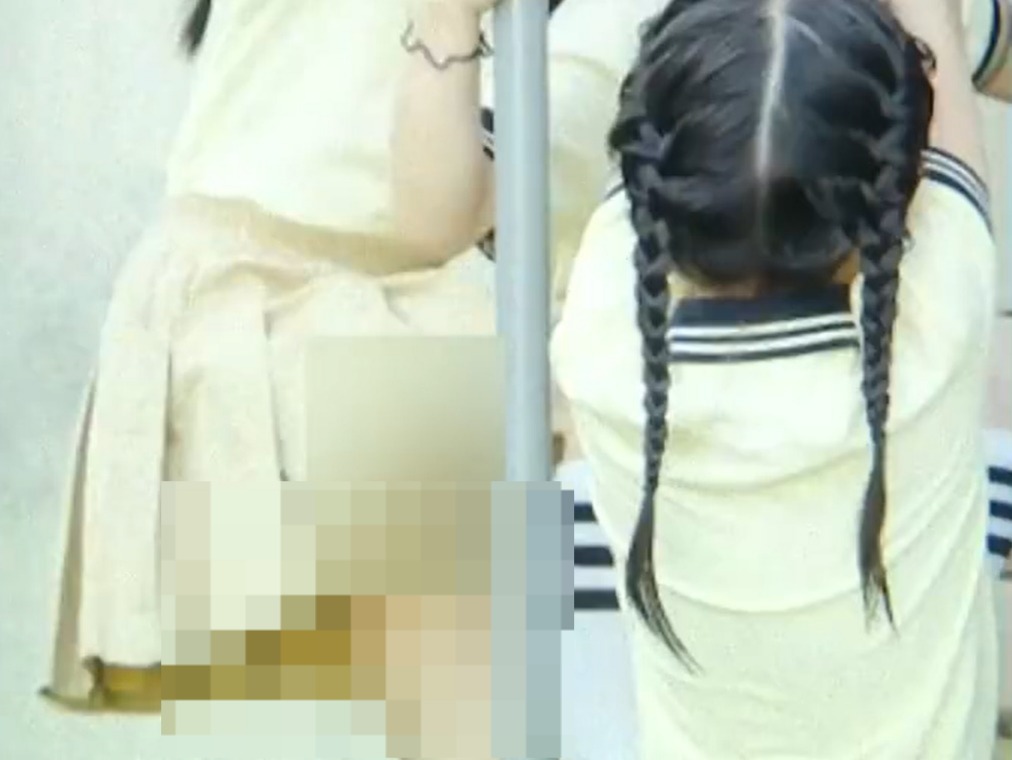 杭州女童幼稚園畢業照走光遭塗黑強行印刷 ，家長質問遭罵祖宗十八代。大河報