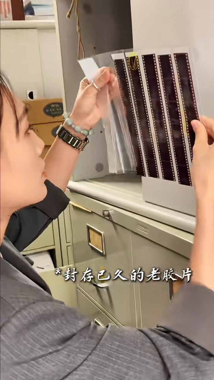 片段中，一名女警從資料櫃中取出陳封多年的菲林底片。