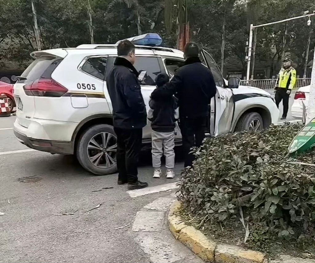 放鞭炮的男孩被警方帶走。