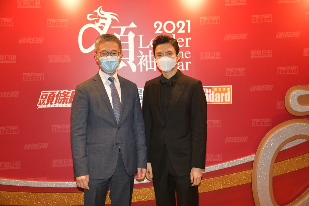 星島新聞集團聯席主席蔡加讚先生(右)與警務處處長蕭澤頤合照。