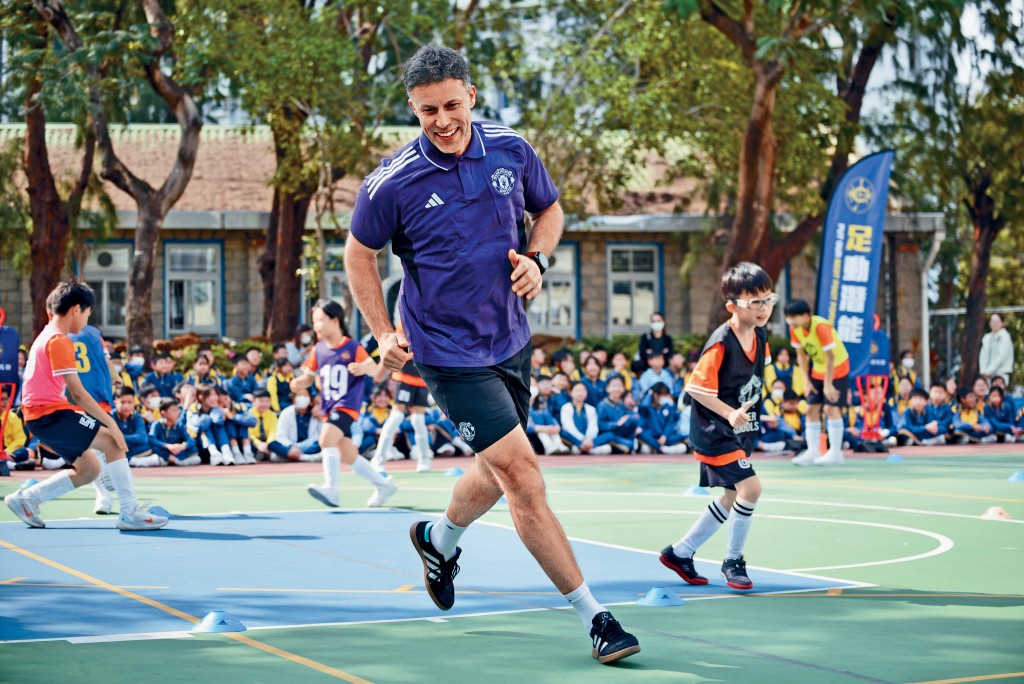 朗尼莊臣落力和小球員互動，毫無架子。