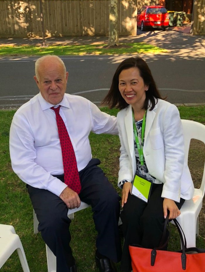 陳梁淑貞與「正向心理學之父」沙尼文博士（Martin Seligman）合照。過去心理學焦點總放在人類心理的「問題」和精神病上，而正向心理學則讓人重拾生命中忽視的美好層面，令身心靈狀態更好。（受訪者提供）