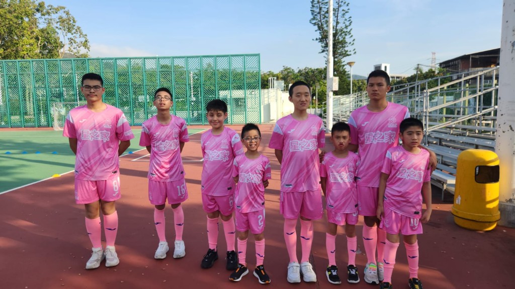 队衣不但可以增加团队精神,还可以提醒SEN学童是时候上课,让其锻炼时更加投入。(图片来源:受访者提供) 队衣不但可以增加团队精神,还可以提醒SEN学童是时候上课,让其锻炼时更加投入。(图片来源:受访者提供)